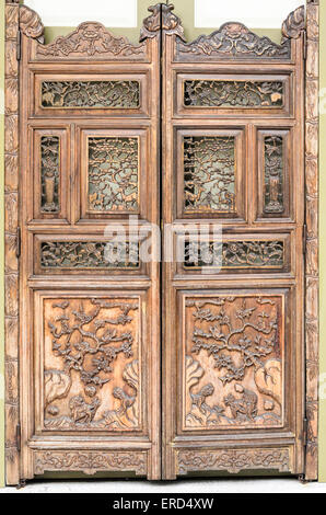 Peranakan portes en bois sculpté sur un shophouse Baba-Nonya, Singapour Banque D'Images