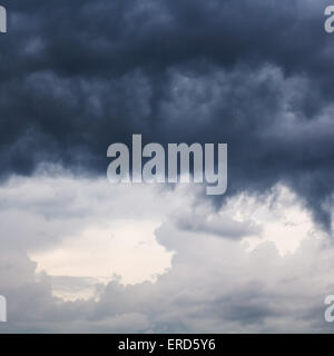Sombres nuages de pluie lourde dans le ciel du printemps Banque D'Images