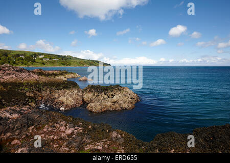 Les roches de dacite rose promontoire à Limerick Cushendall point le comté d'Antrim en Irlande du Nord UK Banque D'Images