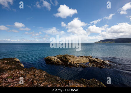 Les roches de dacite rose promontoire à Limerick Cushendall point le comté d'Antrim en Irlande du Nord UK Banque D'Images