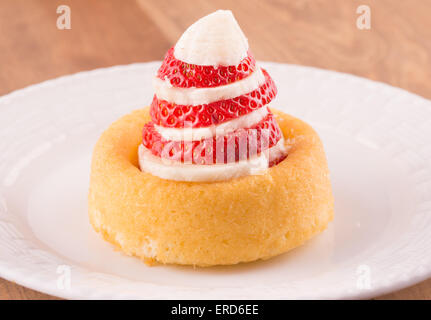 Shell dessert avec des tranches de banane et de fraise sur une plaque blanche Banque D'Images