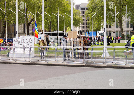 Démonstration de piquetage de la paix durant la journée des élections générales 2015 dans City of Westminster, London, Royaume-Uni. Banque D'Images