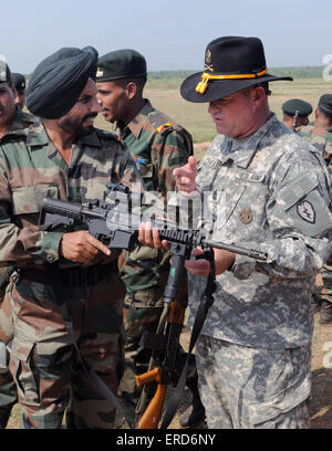US Army 1st Sgt. Anthony Coates traite de la M4 carbine rifle avec des soldats de l'armée indienne à partir de la 94e Brigade blindée Yudh Abhyas permanent pendant l'exercice, le 12 octobre 2009 en Inde, Babina. Banque D'Images
