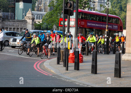 Royaume-uni, Angleterre, Londres. Les cyclistes à l'heure de pointe du matin, Westminster. Banque D'Images