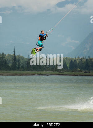 Un kite boarder avec se donne un air à la Spit Squamish kite zone d'embarquement. Squamish BC, Canada. Banque D'Images