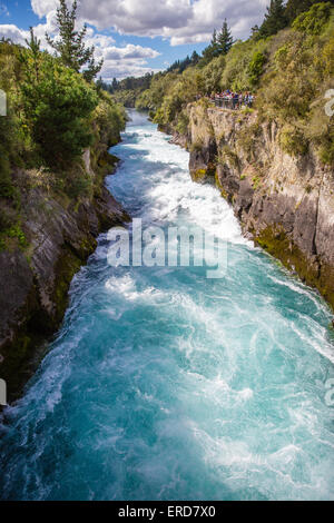 Sur le Wikato Huka Falls River cerveaux grande quantités d'eau entre le lac Taupo en Nouvelle-Zélande l'Île du Nord Banque D'Images