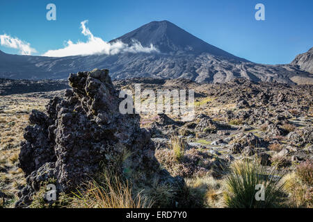 Cône de couvaison de volcan actif Mont Ngauruhoe du Tongariro Alpine Crossing en Nouvelle-Zélande, île du Nord Banque D'Images