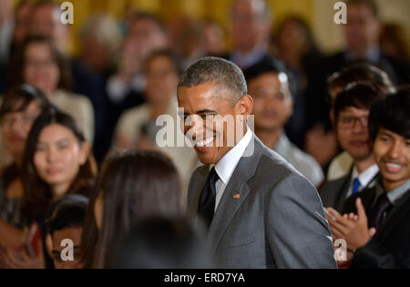 Washington, DC, USA. 1er juin 2015. Le président des États-Unis, Barack Obama arrive pour un événement avec 75 jeunes leaders de l'Asie du Sud-Est dans l'East Room de la Maison Blanche à Washington, DC, États-Unis, le 1 juin 2015. Credit : Yin Bogu/Xinhua/Alamy Live News Banque D'Images