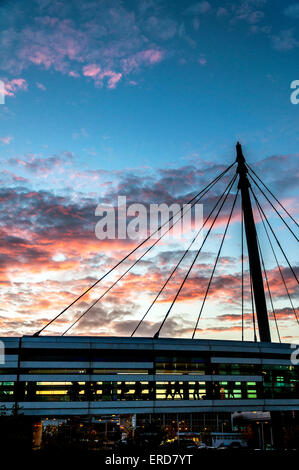 L'aéroport de Dublin, Irlande. 1er juin 2015. Météo. Après une journée de grand vent et pluie fine un coucher du soleil accueille les voyageurs passagers dans la capitale le Terminal 1. Crédit : Richard Wayman/Alamy Live News Banque D'Images