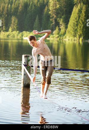 Josh Ayling marche une slack line à Lost Lake Park. Whistler, BC, Canada. Banque D'Images