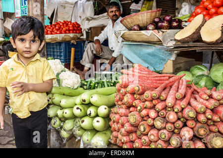 Mumbai Inde,Indien asiatique,Basse Parel,marché du dimanche,producestants,stands,stand,stands,vendeur,vendeurs,marchand,shopping shopper shoppers shop marques Banque D'Images