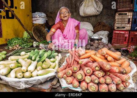 Mumbai Inde,Lower Parel,marché du dimanche,producestarl,étals,stand,stands,fournisseurs,vendeurs,marchand,shopping shoppers magasins marché ma Banque D'Images