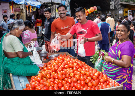 Mumbai Inde,Lower Parel,marché du dimanche,producestarl,étals,stand,stands,fournisseurs,vendeurs,marchand,shopping shoppers magasins marché ma Banque D'Images