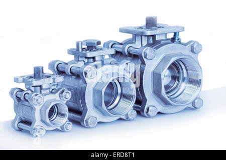 Groupe 3 soupapes, différentes tailles, robinet à bille avec focus sélectif sur des raccords Banque D'Images