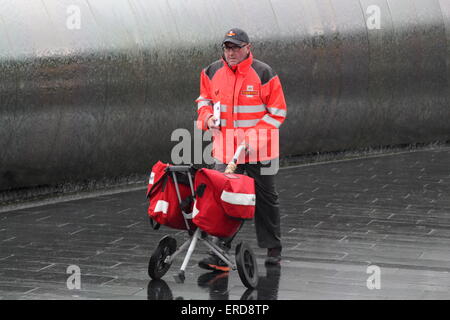 Un travailleur de la Royal Mail offre poste lors de fortes pluies dans la région de Sheffield South Yorkshire Angleterre Royaume-uni UE GO - Banque D'Images