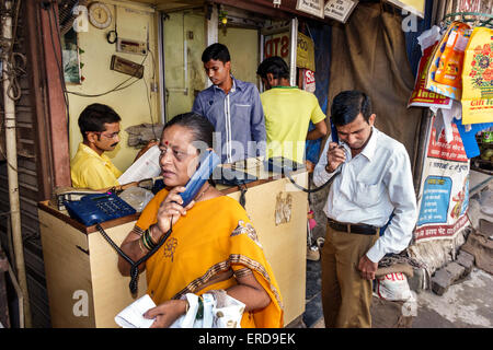 Mumbai Inde,Lower Parel,Dhuru Wadi,Sitaram Jadhav Marg,Road,centre téléphonique,centre,appels téléphoniques,femme femme femme,homme hommes,Hindou,bindi, Banque D'Images