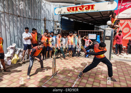 Mumbai Inde,Lower Parel,Dhuru Wadi,Sitaram Jadhav Marg,Road,jeu de cricket,batte de charité,joueur,homme hommes,India150301063 Banque D'Images