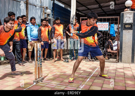 Mumbai Inde,Lower Parel,Dhuru Wadi,Sitaram Jadhav Marg,Road,box cricket jeu,Charity bat,Player,man men male,India150301067 Banque D'Images