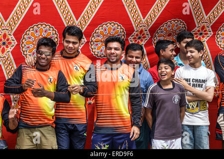 Mumbai Inde,Lower Parel,Dhuru Wadi,Sitaram Jadhav Marg,Road,box-cricket jeu,Charity Player,man men male,Friends,male boy garçons enfants participe Banque D'Images