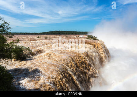 En cascade, chutes d'Iguaçu du côté brésilien, de pulvériser et de brume contre un ciel bleu sur une journée ensoleillée Banque D'Images