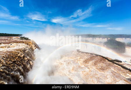 D'Iguazu, prises depuis le côté brésilien, en arc-en-ciel au-dessus de la pulvérisation de la Gorge du Diable pont pont d'observation aux beaux jours Banque D'Images