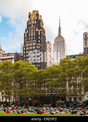 Yoga sur la grande pelouse, Bryant Park, bâtiment radiateur américain (American Standard Building), Empire State Building, Manhattan Banque D'Images