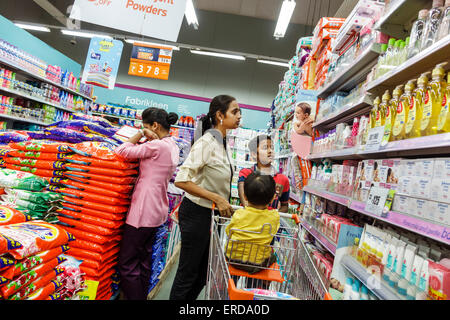 Mumbai Inde, Lower Parel, High Street Phoenix, centre commercial, intérieur, shopping shoppers magasins marché marchés achats vente, retai Banque D'Images