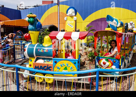 Mumbai Inde, Lower Parel, High Street Phoenix, centre commercial, Carnival Ride, train, kiddie, homme garçon garçons enfants équitation, India150301135 Banque D'Images