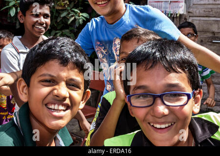 Mumbai Inde, Indien asiatique, Basse Parel, cour, garçon garçons lad lads enfant enfants enfants enfants, amis, jouer, Hari Baug Box Cricket League, centre ville Banque D'Images