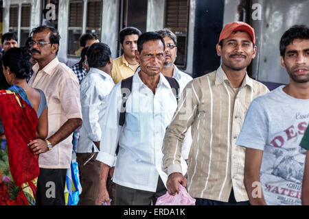 Mumbai Inde,Indian Asian,Mahalaxmi gare ferroviaire,Western Line,train,transport en commun,riders,passagers rider riders,plate-forme,adulte a Banque D'Images