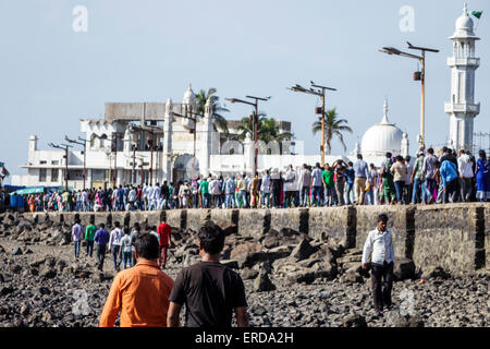 Mumbai Inde,Indien asiatique,Worli,Haji Ali Dargah,mosquée,tombeau,Indo-architecture islamique,pont-jetée,Haji Ali eau de la baie,marée basse,eau de la mer d'Arabie,visiteurs Banque D'Images