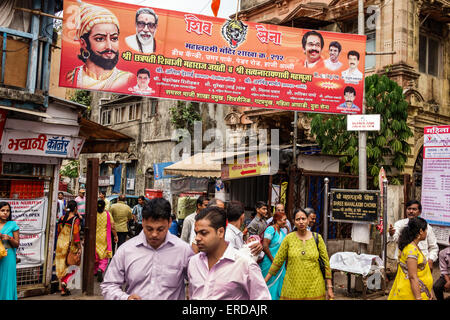 Mumbai Inde, Indien asiatique, brèche Candy, Cumwalla Hill, Mahalakshmi Temple Lane, affiche de parti politique, hindi, Marathi, les visiteurs voyage tour touri Banque D'Images