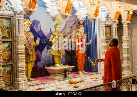 Mumbai Inde,Mahalakshmi Nagar,Bhulabhai Desai Marg,Road,Shree Swaminarayan Temple,intérieur,Hindu,bindi,autel,statue,art,art,art,homme hommes,b Banque D'Images