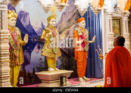 Mumbai Inde,Mahalakshmi Nagar,Bhulabhai Desai Marg,Road,Shree Swaminarayan Temple,intérieur,Hindu,bindi,autel,statue,art,art,art,homme hommes,b Banque D'Images