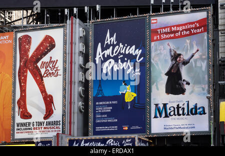 La publicité des affiches des spectacles de Broadway à Times Square à New York City Banque D'Images