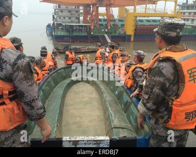 Jianli, Hubei, Chine. 2 juin, 2015. Prendre les bateaux pour les soldats à la recherche de la rivière suvivors Jianli, dans la province de Hubei, Chine, le 2 juin, 2015. 444 personnes étaient à bord de l'Eastern Star lorsqu'il sombra y compris 397 passagers, 42 membres d'équipage et cinq employés de l'agence de voyage, Xinhua News Agencey dit. Credit : Panda Eye/Alamy Live News Banque D'Images