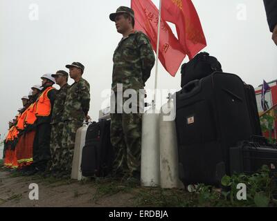 Jianli, Hubei, Chine. 2 juin, 2015. Stand soldats une ligne d'attendre pour les bateaux à la recherche en suvivors Jianli, province de Hubei, Chine, le 2 juin, 2015. 444 personnes étaient à bord de l'Eastern Star lorsqu'il sombra y compris 397 passagers, 42 membres d'équipage et cinq employés de l'agence de voyage, Xinhua News Agencey dit. Credit : Panda Eye/Alamy Live News Banque D'Images