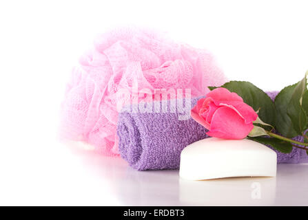 Laver le linge, douche puff, du savon et de rose rose sur fond clair Banque D'Images