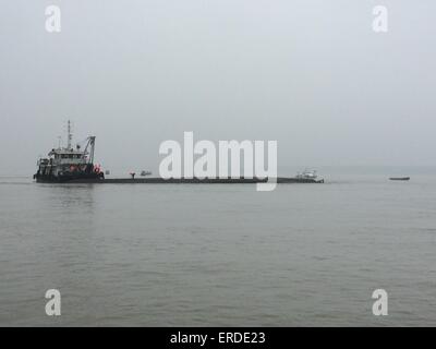 Jianli, Hubei, Chine. 2 juin, 2015. Les gens sont à la recherche pour l'suvivors Jianli, dans la province de Hubei, Chine, le 2 juin, 2015. 444 personnes étaient à bord de l'Eastern Star lorsqu'il sombra y compris 397 passagers, 42 membres d'équipage et cinq employés de l'agence de voyage, Xinhua News Agencey dit. Credit : Panda Eye/Alamy Live News Banque D'Images