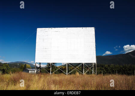 Le blanc d'un écran en bois blanc abandonné Drive-In Movie Theater Banque D'Images