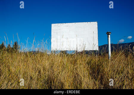 Le blanc d'un écran en bois blanc abandonné Drive-In Movie Theater Banque D'Images