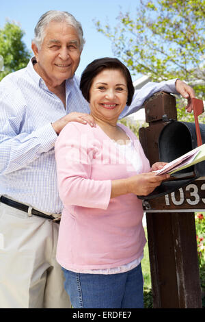 Senior Hispanic Couple Contrôle de boîte aux lettres Banque D'Images