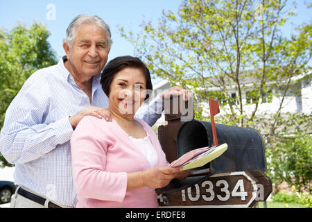 Senior Hispanic Couple Contrôle de boîte aux lettres Banque D'Images