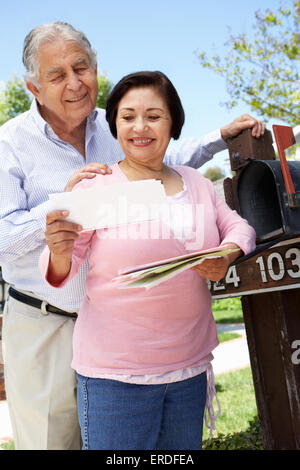 Senior Hispanic Couple Contrôle de boîte aux lettres Banque D'Images