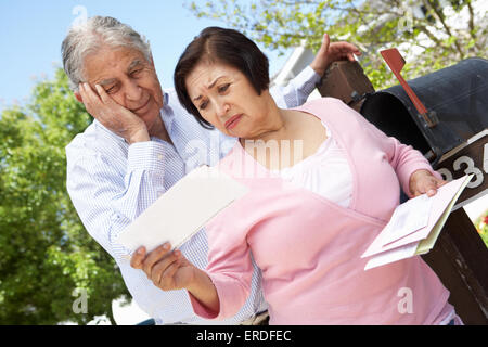 Inquiets Senior Hispanic Couple Contrôle de boîte aux lettres Banque D'Images