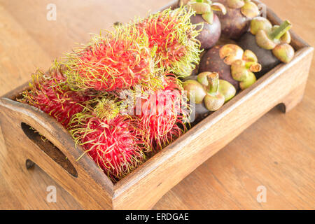 Ramboutans frais et mangoustan sur plateau en bois, stock photo Banque D'Images