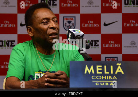 La Havane, Cuba. 1er juin 2015. Ancien joueur de football brésilien, Edson Arantes do Nascimento, plus connu sous le nom de Pelé, traite d'une conférence de presse à La Havane, Cuba, le 1 juin 2015. Le New York Cosmos de l'United States va jouer sur l'équipe nationale de Cuba mardi ici, devenant la première équipe de sport nous à jouer à Cuba en 16 ans et le coup d'une nouvelle ère dans les relations bilatérales relations sportives. Credit : Joaquin Hernandez/Xinhua/Alamy Live News Banque D'Images