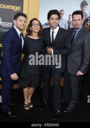 Los Angeles, CA, USA. 1er juin 2015. Jerry Ferrara, Adrien Grenier, Kevin Dillon au hall des arrivées pour ENTOURAGE Premiere, le Regency Village Theatre, Los Angeles, CA le 1 er juin 2015. Credit : Dee Cercone/Everett Collection/Alamy Live News Banque D'Images