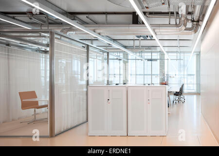 L'espace de bureau avec le partitionnement de verre. Campus Virchow 6 Novartis, Bâle, Suisse. Architecte : Alvaro Siza, 2012. Banque D'Images