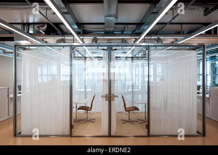 L'espace de bureau avec le partitionnement de verre. Campus Virchow 6 Novartis, Bâle, Suisse. Architecte : Alvaro Siza, 2012. Banque D'Images